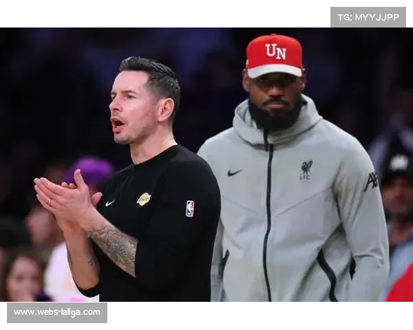 詹姆斯最后一攻询问雷迪克是否暂停,后者示意直接打